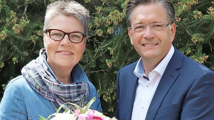 Bürgermeister Karsten Fischkal (FW) überreichte seiner Stellvertreterin Jutta Köhler zum Zehnjährigen einen Blumenstrauß. Foto: Johanna Blum