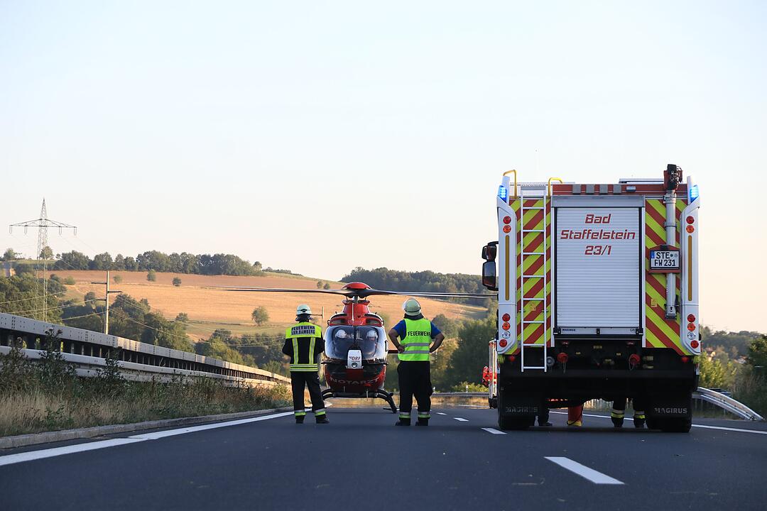 Schwerer Unfall auf A73: Cabrio überschlagen - zwei Menschen schwer verletzt