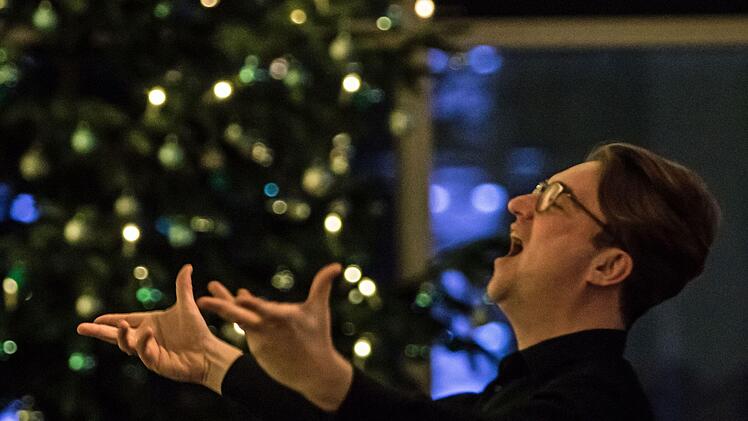 Mitreißend lebendigen Gesang demonstrierte der Coburger Hochschulchor "Die Klangfänger" bei seiner Musik zum Advent unter der Leitung von Moritz Metzner.Foto: Jochen Berger