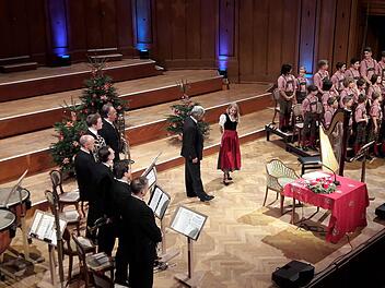 In rotweiß-karierten Hemden und Lederhosen: Die Jungs vom Tölzer Knabenchor. Foto: Hartmut Hessel