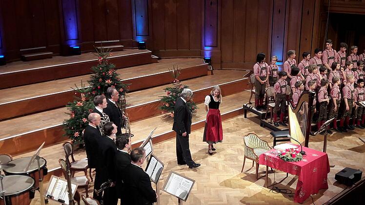 In rotweiß-karierten Hemden und Lederhosen: Die Jungs vom Tölzer Knabenchor. Foto: Hartmut Hessel