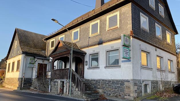 Dieses ehemalige Gasthaus in der Teuschnitzer Stra&szlig;e 4 ist den Tschirnern seit langem ein Dorn im Auge. Nun soll es mit Mitteln aus der Nordostbayern-F&ouml;rderinitiative dem Erdboden gleichgemacht werden. Foto: Michael Wunder