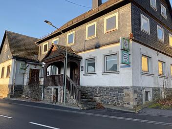 Dieses ehemalige Gasthaus in der Teuschnitzer Straße 4 ist den Tschirnern seit langem ein Dorn im Auge. Nun soll es mit Mitteln aus der Nordostbayern-Förderinitiative dem Erdboden gleichgemacht werden. Foto: Michael Wunder