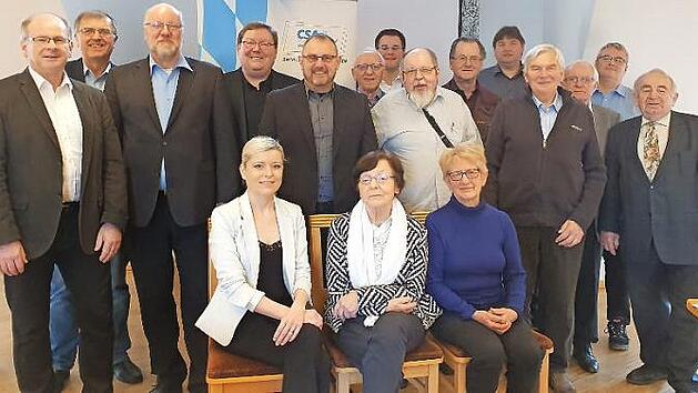 Der neu gew&auml;hlte Vorstand der CSA Oberfranken mit Ehrenvorsitzendem Heinz Hausmann (rechts), stellvertretendem Bezirksvorsitzenden Albert Gwosdek (Zweiter von links, stehend) und Gabriele Zeu&szlig; (sitzend, rechts) Foto: CSA