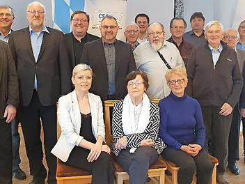 Der neu gewählte Vorstand der CSA Oberfranken mit Ehrenvorsitzendem Heinz Hausmann (rechts), stellvertretendem Bezirksvorsitzenden Albert Gwosdek (Zweiter von links, stehend) und Gabriele Zeuß (sitzend, rechts) Foto: CSA