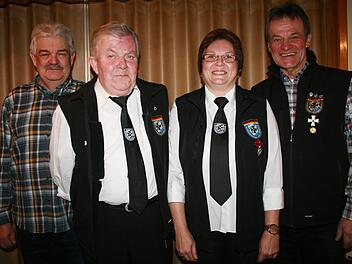 Vorsitzende Nicole Meza   (2. von rechts) und ihr Stellvertreter Helmut Zehe (2. von links) gratulierten den neuen Ehrenmitgliedern Herbert Kirchner (links) und Paul Goldbach (rechts).Gabi Sell