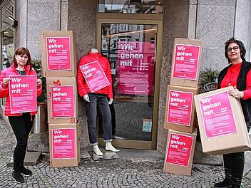 Lorette Konrad (rechts) und ihre Mitarbeiterin Irina Bär machen in der Kitzinger Innenstadt auf die Aktion des Einzelhandels aufmerksam.