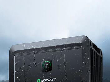 Der Balkonkraftwerk-Speicher NOAH von Growatt punktet mit einer Speicherkapazität von bis zu 8,1 kWh.