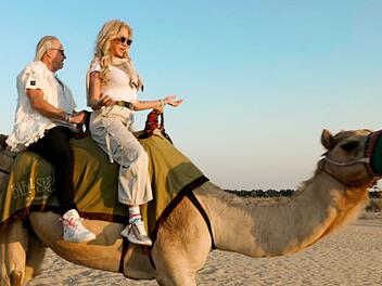 "Die Geissens - Eine schrecklich glamouröse Familie" Ein Austritt auf einem Kamel lässt Carmen und Robert in Wallung kommen.