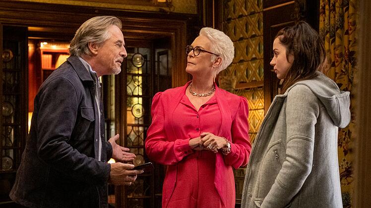 Harlans Tochter Linda (Jamie Lee Curtis, Mitte) und ihr Mann Richard (Don Johnson) versichern Krankenschwester Marta (Ana de Armas) ihre Unterst&uuml;tzung.