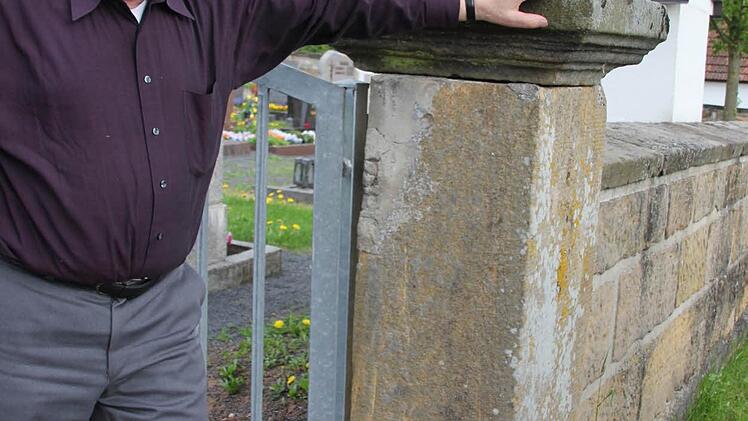 Im Eingangsbereich des Friedhofs muss ein Steinrestaurator nachbessern.