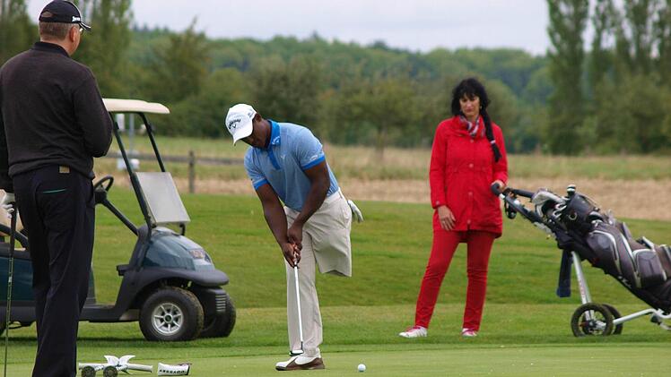 Versetzte die Zuschauer ins Staunen: Manuel De Los Santos spielte am ersten Tag der Bayerischen Meisterschaften für Golfer mit Behinderung auf dem Par-72-Kurs in Maria Bildhausen eine 75er-Runde.  Fotos: Anton Then