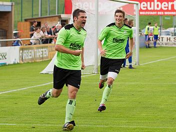 VfL Frohnlach II - SV Friesen: Der vierfache Torschütze Frank Fugmann (links) wird von Patrick Höhn verfolgt, der ebenfalls zwei Treffer zum Friesener Sieg betrug.  Foto: Heinrich Weiß