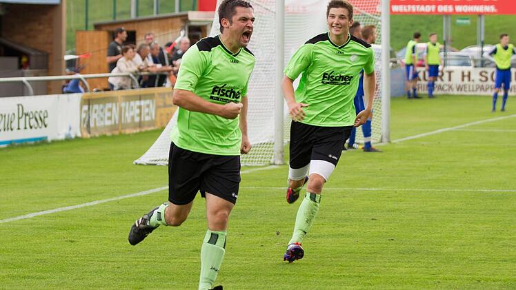 VfL Frohnlach II - SV Friesen: Der vierfache Torschütze Frank Fugmann (links) wird von Patrick Höhn verfolgt, der ebenfalls zwei Treffer zum Friesener Sieg betrug.  Foto: Heinrich Weiß
