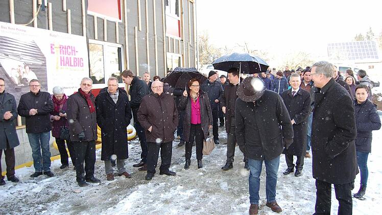 Zahlreiche Gäste kamen zum Richtfest des Seniorenhauses Thulbatal. Fotos: Günther Straub
