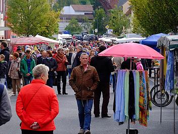 Beim Euerdorfer Herbstmarkt waren die Stände in der Schweinfurter Straße gut besucht.  Foto: Gerd Schaar