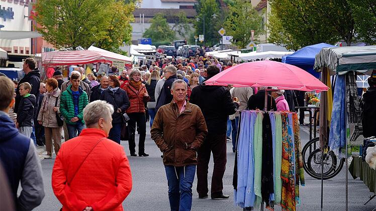 Beim Euerdorfer Herbstmarkt waren die Stände in der Schweinfurter Straße gut besucht.  Foto: Gerd Schaar