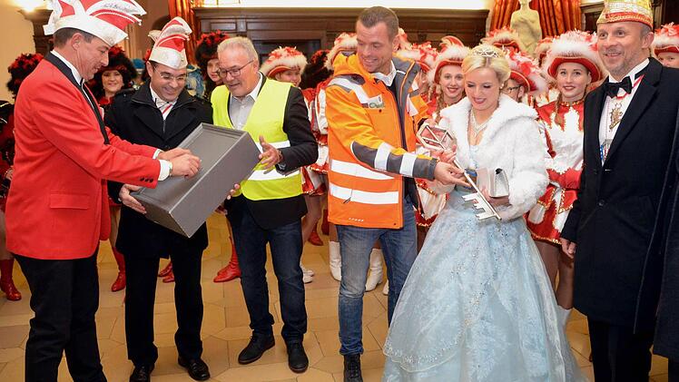 Schnell wurden am 11.11. Stadtkasse und Schlüssel an die Narren aus Garitz und Reiterswiesen überreicht, die bis zum Aschermittwoch das Zepter führen wollen. Auf unserem Foto v.li.: Matthias Bühner (Sitzungspräsident Fidelia Reiterswiesen), Alexander Pusch (Präsident Reiterswiesen), die beiden Bürgermeister Thomas Leiner und Toni Schick, Faschingsprinzessin Michelle I. sowie vom Garitzer BTC Sitzungspräsident Christian Rüth und Axel Dürrheimer.  Foto: Peter Rauch