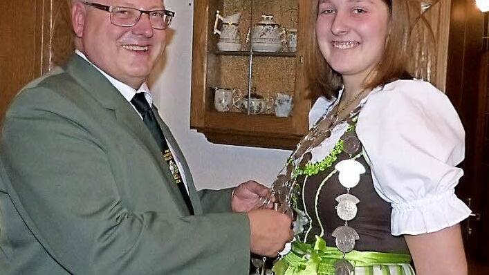 Schützenkommissar Stefan Sigmund (links) schmückt die Jungschützenkaiserin Johanna Wunner mit der Königskette. Fotos: Klaus-Peter Wulf