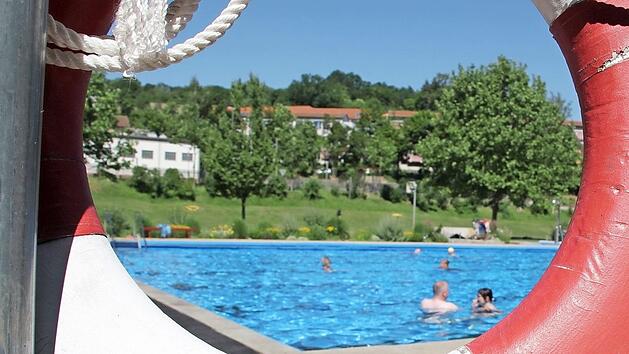 Sommer, Sonne, Sonnenschein: Diese Woche bringt Sommerhitze. Abk&uuml;hlung verspricht ein Bad im k&uuml;hlen Nass - wie hier im Eltmanner Freibad. Fotos: Katja M&uuml;ller