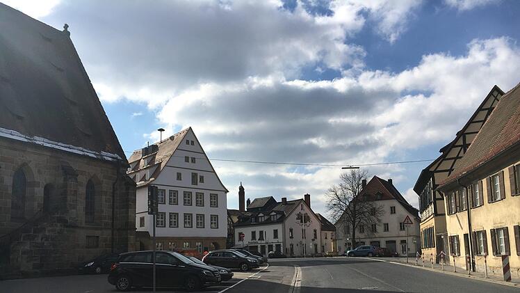 In diese Richtung wird im Zuge der Vorarbeiten für die Hallstadter Marktplatzsanierung zuerst gesperrt sein. Foto: Anette Schreiber