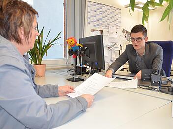 Simon Weber geht mit Magdalena Sack-Stadler noch einmal durch, worauf sie in Zukunft bei Werbeanrufen achten muss. Foto: Rainer Lutz