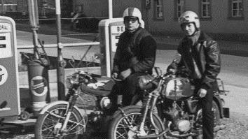Reinhard Auschill (rechts) mit Honda Foto: privat