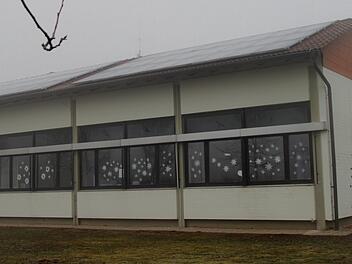 Blick auf die Grundschule Pfarrweisach im winterlichen Nebel, die bis zum Jahr 2013 Bestandschutz hat und saniert werden soll.Günther Geiling
