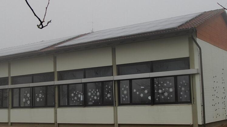 Blick auf die Grundschule Pfarrweisach im winterlichen Nebel, die bis zum Jahr 2013 Bestandschutz hat und saniert werden soll.Günther Geiling