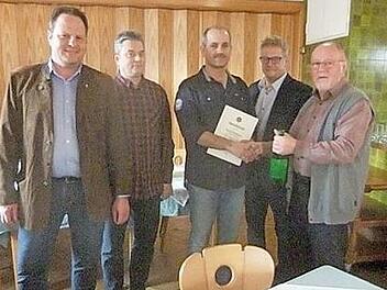 Rudolf Fürbringer (Mitte) gehört seit 40 Jahren dem Frankenwaldverein an; mit im Bild (von links) Stadtrat Ingo Lehmann, der neue stellvertretende Vorsitzender Uwe Wirsig, Bürgermeister Frank Wilzok und Vorsitzender Hans Werther Foto: privat