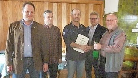 Rudolf Fürbringer (Mitte) gehört seit 40 Jahren dem Frankenwaldverein an; mit im Bild (von links) Stadtrat Ingo Lehmann, der neue stellvertretende Vorsitzender Uwe Wirsig, Bürgermeister Frank Wilzok und Vorsitzender Hans Werther Foto: privat