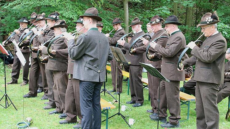 Parforcehorn- und Jagdhornbläser des Jägervereins Bad Kissingen gestalteten  die Hubertusmesse bei der Talkirche musikalisch. Foto: Dieter Britz