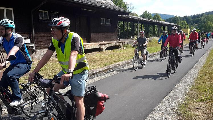 Es rollt auf dem neuen Rhönexpress Bahn-Radweg. Die Strecke stand in diesem Jahr im Mittelpunkt der "Radtour Bäderland Bayerische Rhön".Rolf Pralle