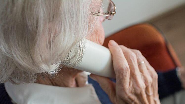 Im Landkreis Aschaffenburg hat eine 71-Jährige Seniorin ihre gesamten Ersparnisse an Betrüger verschenkt. Symbolfoto: pixabay.com/sabinevanerp