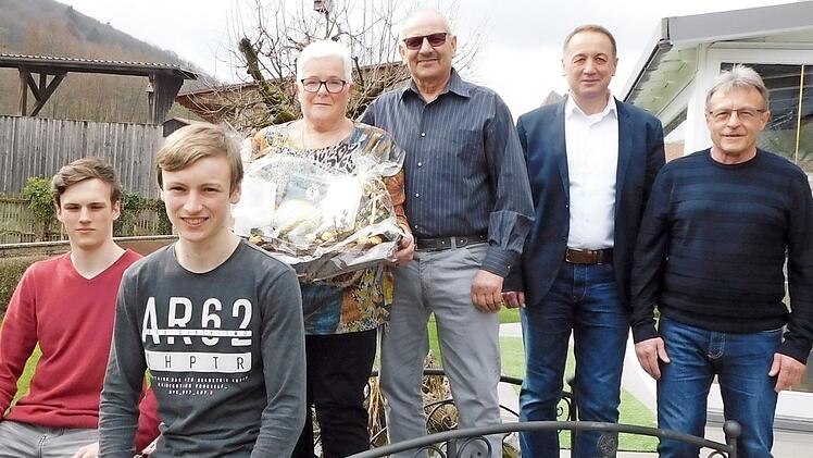 Annemarie und Hans Niegsch (Mitte) zusammen mit den Enkeln Tim und Felix (links) sowie Bürgermeister Bernd Steinhäuser (Zweiter von rechts) und dem Vorsitzenden des SSV Kasendorf, Volker Täuber (rechts) Foto: Horst Wunner