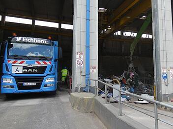 Das ist die sogenannte Ladestation: In dieser Anlage wird im Kreisabfallzentrum Wonfurt der thermisch verwertbare M&uuml;ll angeliefert und zerkleinert, ehe das Material mit Sattelz&uuml;gen zum Gemeinschaftskraftwerk  Schweinfurt transportiert wird. Christian Licha