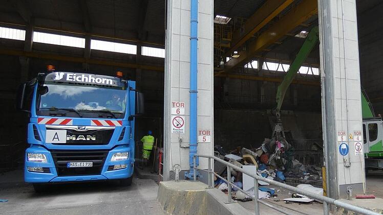 Das ist die sogenannte Ladestation: In dieser Anlage wird im Kreisabfallzentrum Wonfurt der thermisch verwertbare M&uuml;ll angeliefert und zerkleinert, ehe das Material mit Sattelz&uuml;gen zum Gemeinschaftskraftwerk  Schweinfurt transportiert wird. Christian Licha