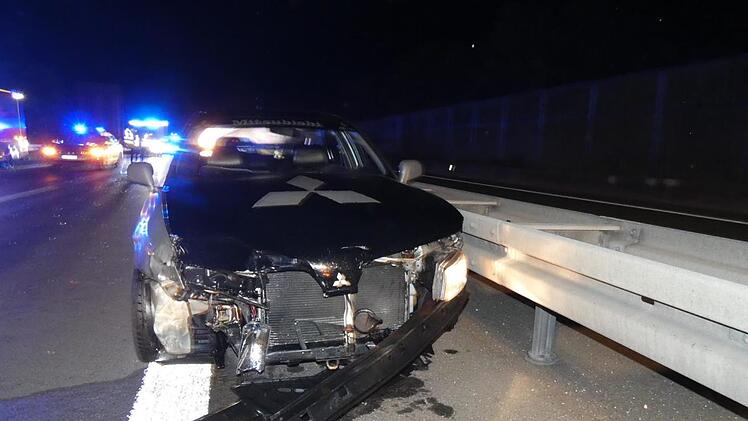 Nach dem Zusammenstoß mit dem Lkw kollidierte der Wagen mit der Mittelleitplanke.