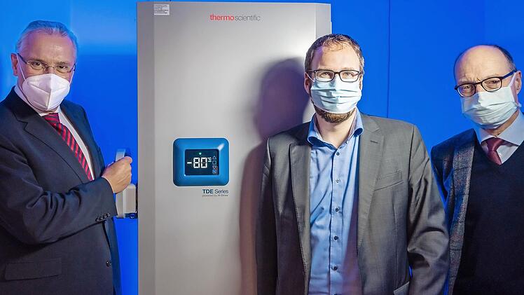 Bayerns Innenminister Joachim Herrmann (von links), Erlangens Oberbürgermeister Florian Janik und der Ärztliche Direktor des Uni-Klinikums Erlangen, Prof. Heinrich Iro, bei der Besichtigung der Spezialkühlschränke am Uni-Klinikum Erlangen  Foto: Michael Rabenstein/Uni-Klinikum Erlangen