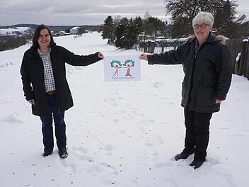 Bürgermeisterin Sonja Reubelt (links) und Projektmanagerin Martina Heinrich laden am 7. April zum ersten Waldspaziergang "Natur unvergesslich" in Sandberg ein.