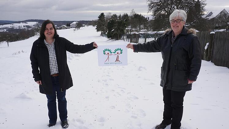 Bürgermeisterin Sonja Reubelt (links) und Projektmanagerin Martina Heinrich laden am 7. April zum ersten Waldspaziergang "Natur unvergesslich" in Sandberg ein.