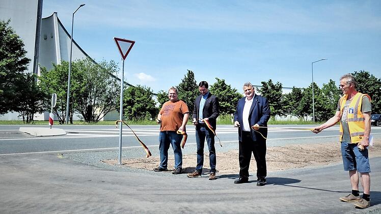 Bei der offiziellen Verkehrsfreigabe des 1,25 km langen Radwegabschnitts entlang der B 303 (von links): Projektleiter Oliver Stahlmann, Baurat Philip Wagner, Bürgermeister Gerhard Schneider und Bauaufseher Jürgen Wilfling