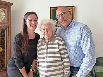 Die Jubilarin Juliane Saller mit Urenkelin Victoria und Enkel Uwe
