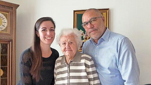 Die Jubilarin Juliane Saller mit Urenkelin Victoria und Enkel Uwe