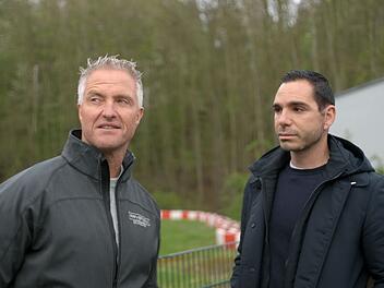 In der dritten Folge von "Ralf & &Eacute;tienne: Wir sagen Ja" besucht Ralf Schumacher (links) mit seinem Partner &Eacute;tienne die Kartbahn in Kerpen-Manheim.