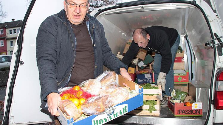 Wolfgang Hoderlein unterstützt die Tafel als Fahrer. Die Lebensmittelspenden werden vom Handel bunt gemischt in Kisten bereitgestellt. Foto: Dagmar Besand