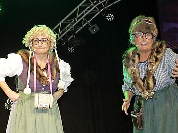Claudia Gunzelmann und Gerda Hofmann (v.l.) genießen als "Meedensdorfer Dorfraatsch'n" inzwischen Kultstatus im MCC-Fasching. Fotos: jr