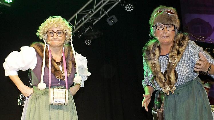 Claudia Gunzelmann und Gerda Hofmann (v.l.) genießen als "Meedensdorfer Dorfraatsch'n" inzwischen Kultstatus im MCC-Fasching. Fotos: jr
