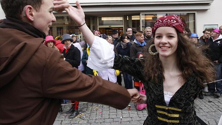Die Wartezeit bis der Gaudiwurm kam, nutzte dieses Pärchen für einen flotten Tanz.  Fotos: Josef Hofbauer