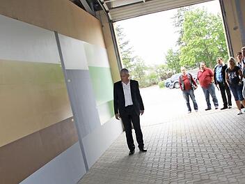 Vor der Gemeinderatssitzung erläuterte Bürgermeister Bernhard Storath den Räten die verschiedenen Möglichkeiten der Farbgebung für die Schallschutzwände an der ICE-Trasse.